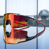 Lunettes de sport polarisées UV400 avec monture noire et verres rouges miroir pour homme et femme.