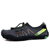 Chaussures aquatiques grises avec motifs orange, adaptées à la randonnée et aux sports nautiques