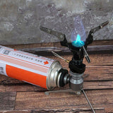 Adaptateur de gaz extérieur connecté à une cuisinière de camping en utilisation