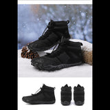 Bottes de randonnée noires sur fond de neige, idéales pour les sports d'hiver