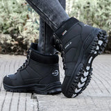 Bottes de neige noires pour femme, portées en extérieur, montrant la semelle antidérapante