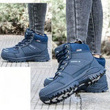 Bottes de neige bleues pour femme, portées en extérieur, montrant la flexibilité de la semelle