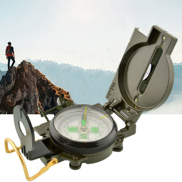 Boussole militaire avec fond montagneux, parfaite pour les explorations extérieures