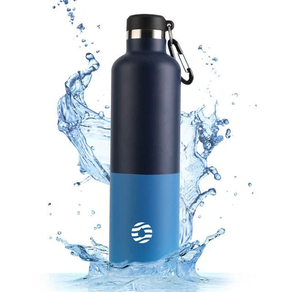 Bouteille isotherme bleue éclaboussée d'eau, mettant en avant son étanchéité