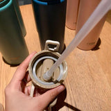 Bouteille isotherme en acier inoxydable ouverte avec paille, idéale pour le sport