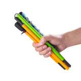 Bâton de randonnée coloré plié, tenu dans la main