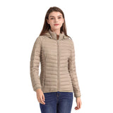 Femme portant une veste matelassée beige avec capuche, vue de face