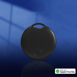 Étiquette intelligente noire fonctionnant avec Apple Find My, sur fond bleu