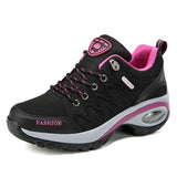Chaussures de marche pour femmes en noir et rose, semelles épaisses, modèle à lacets