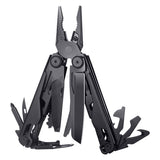 Pince multifonction en acier inoxydable noir avec divers outils déployés pour usage extérieur