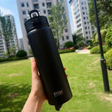 Gourde thermos isotherme noire TYESO avec paille, tenue en extérieur