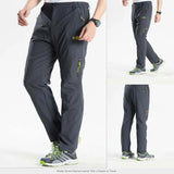 Pantalon cargo gris foncé pour homme, démonstration de la coupe et du confort en extérieur