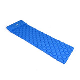 Matelas de camping gonflable bleu avec coussin intégré, idéal pour une nuit confortable en plein air