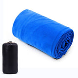 Sac de couchage polaire bleu enroulé, idéal pour bivouac en plein air