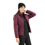 Femme posant avec une veste matelassée rouge avec capuche, main sur la tête