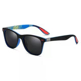 Lunettes de soleil polarisées noires avec intérieur bleu et embouts rouges