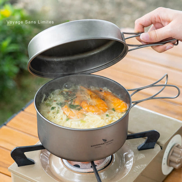 Casserole en titane avec couvercle sur réchaud portable pour camping