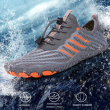 Chaussures aquatiques gris et orange sur une vague, avec ventilation et semelle antidérapante