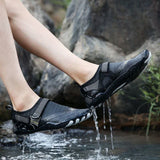 Chaussure aquatique noire utilisée dans l'eau, montrant sa résistance et son séchage rapide