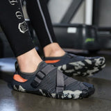 Chaussure aquatique portée en salle de sport, montrant sa flexibilité et son confort
