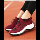 Chaussures de sport rouges pour femmes, légères et confortables, sur une piste de course