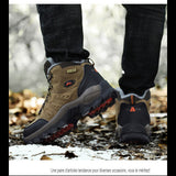 Chaussures de randonnée marron portées en extérieur, idéales pour la marche et le trekking