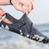 Chaussure aquatique grise portée dans un environnement extérieur, soulignant sa polyvalence