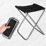 Chaise pliante ultralégère dépliée et repliée avec main tenant le tabouret