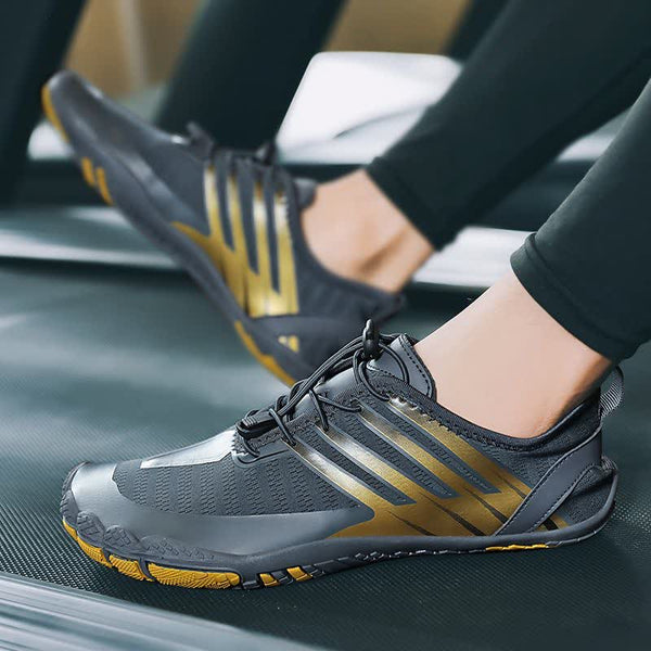 Chaussures pieds nus noires et dorées, idéales pour la course sur tapis roulant