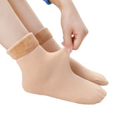 Chaussettes beige en peluche étirées, ajustement parfait pour l'hiver