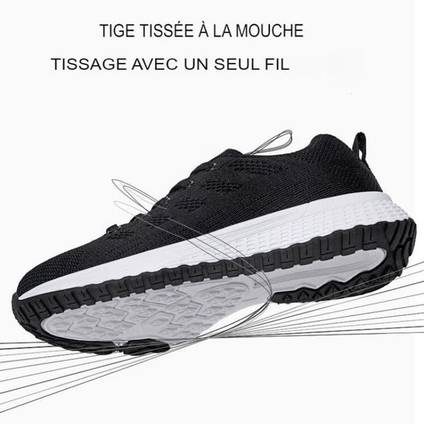Chaussure de sport noire avec tige tissée respirante, vue sur la semelle antidérapante