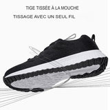 Chaussure de sport noire avec tige tissée respirante, vue sur la semelle antidérapante