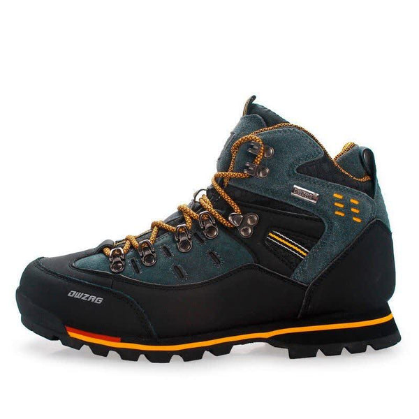 Chaussure de randonnée noire avec des détails jaunes et lacets orange, conçue pour le trekking et l'escalade