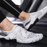 Chaussure aquatique blanche portée en salle de sport, design élégant et respirant