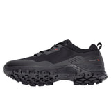 Chaussure de randonnée noire vue de côté, semelle avec motif de traction pour une stabilité accrue