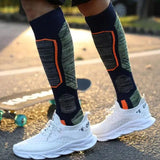 Chaussettes thermiques bleu et orange portées en extérieur, idéales pour le sport