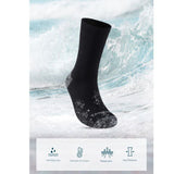 Chaussettes de randonnée imperméables à l'eau devant des vagues