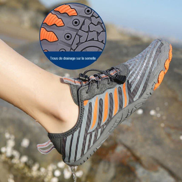 Chaussures aquatiques gris et orange avec trous de drainage sur la semelle