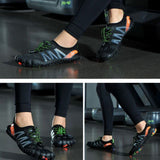 Chaussures de gym aquatiques noires portées à l'intérieur, parfaites pour les séances d'entraînement