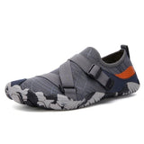 Chaussure aquatique grise avec bandes ajustables et design moderne pour activités en plein air