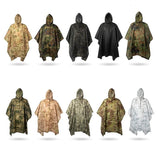 Collection de différents ponchos imperméables camouflages, alignés