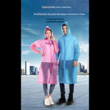 Couple portant des manteaux de pluie longs roses et bleus en extérieur