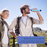 Couple en randonnée utilisant un purificateur d'eau portable, élimine 99,9999% des bactéries aquatiques
