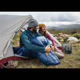 Couple profitant d'une tente de camping ultralégère par temps froid, idéal pour les randonnées en montagne