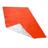 Couverture de survie thermique déployée avec côté orange visible