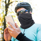 Cycliste portant un bandana noir, idéal pour les activités de plein air comme le cyclisme