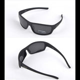 Deux paires de lunettes de soleil polarisées noires avec lentilles grises, vue avant et arrière