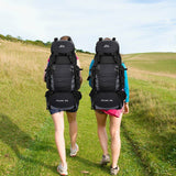 Deux randonneuses portant des sacs à dos 90L sur un sentier en plein air