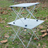 Deux tables de camping ultralégères en aluminium superposées en plein air