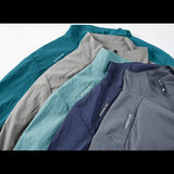 Différentes couleurs de la veste de randonnée imperméable, choix varié pour tous les goûts